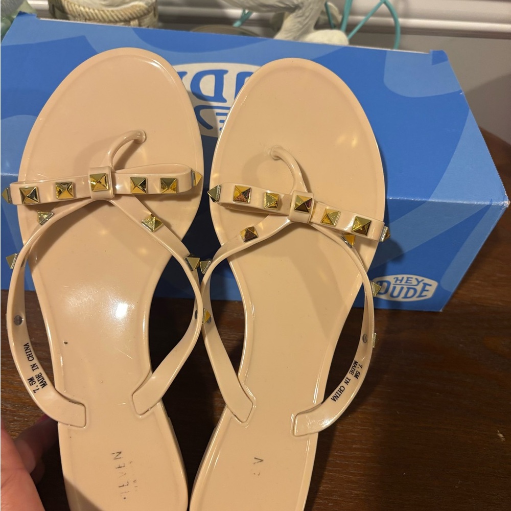 Women's Sandals Steve Madden Beige Gold Studded Flat Sandal - Size 7.5 worn 2x - Picture 6 of 8